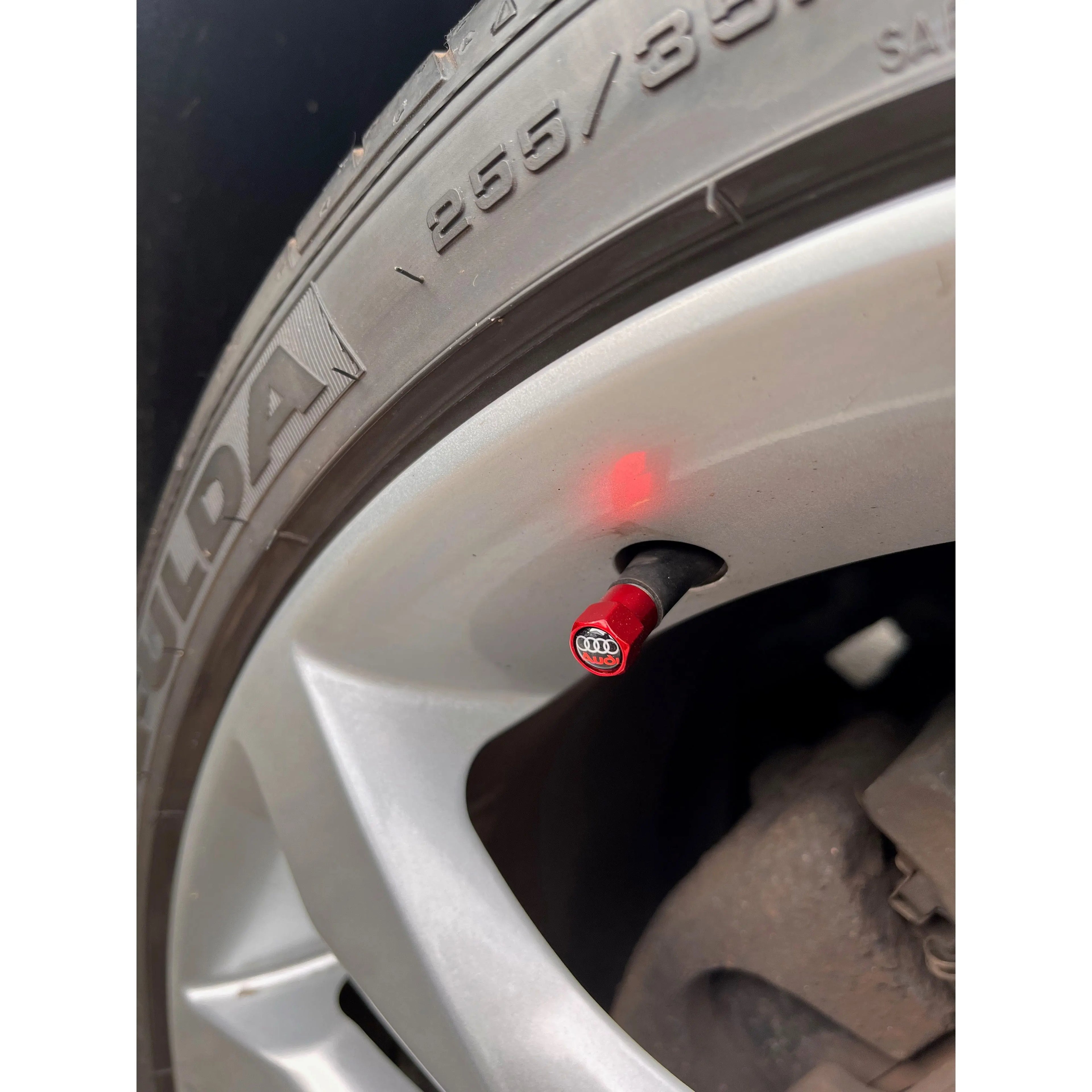 Røde ventilhætter til Audi, sæt med 4 stk. - BilligStyling