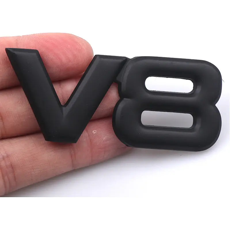 V8 emblem, flere farver - BilligStyling