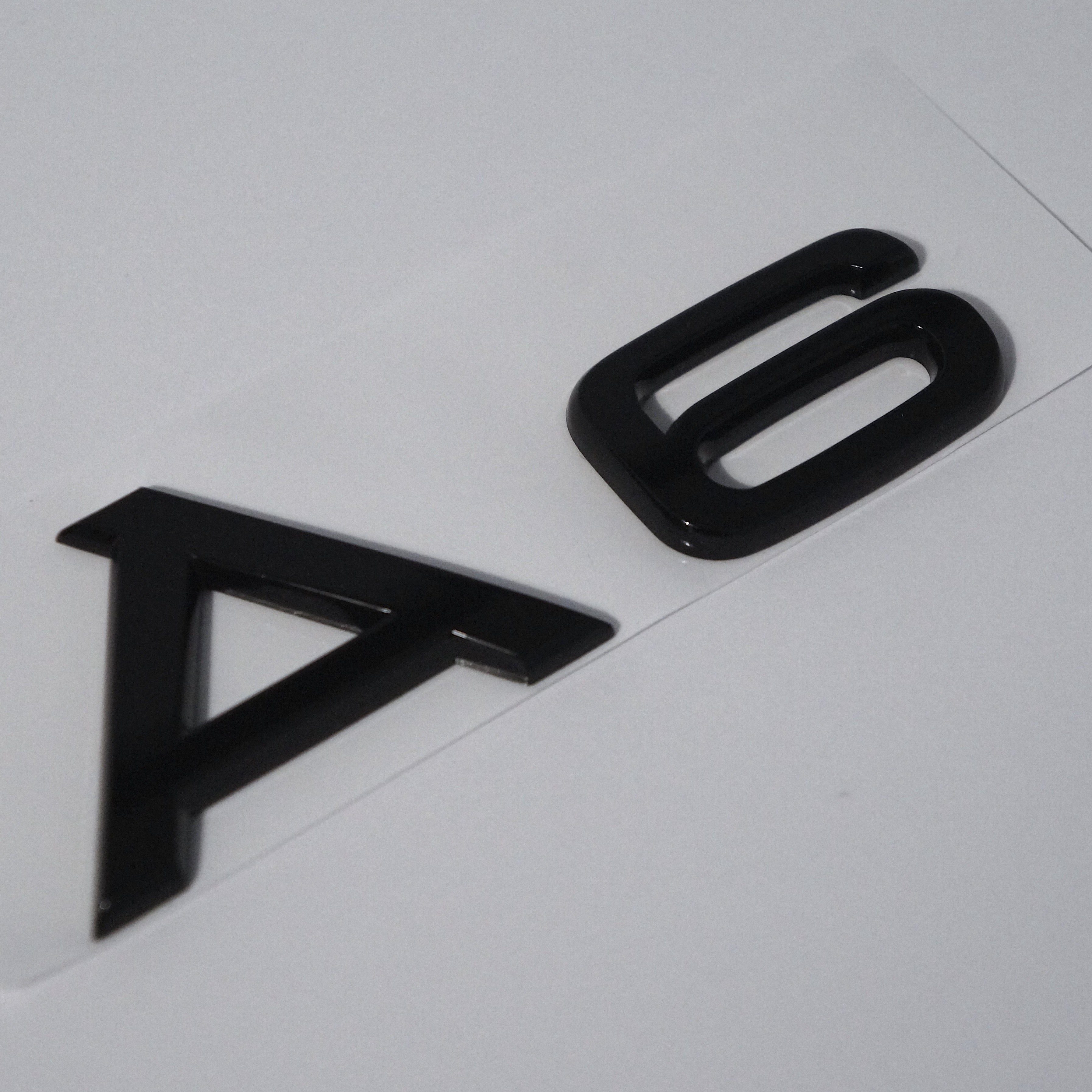Audi A6 modelbetegnelse i sort - BilligStyling