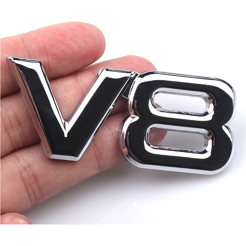 V8 emblem, flere farver - BilligStyling